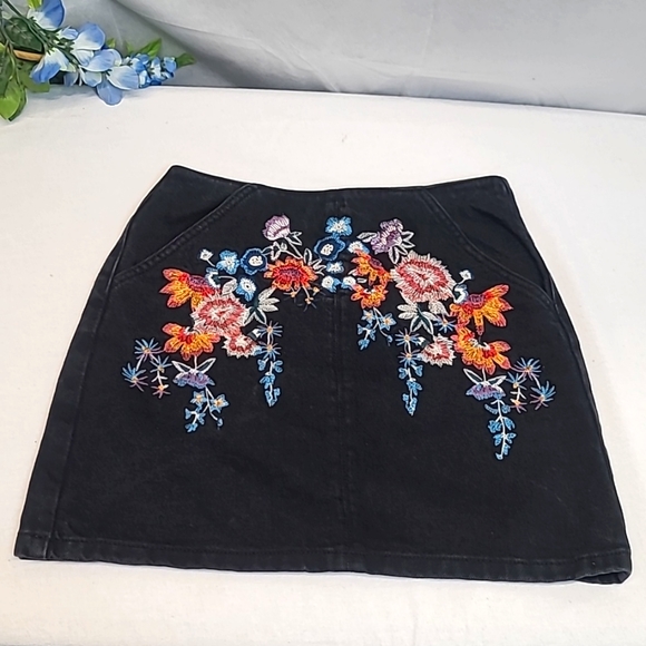 TOPSHOP Floral Embroidered Jean Skirt - Picture 2 of 7